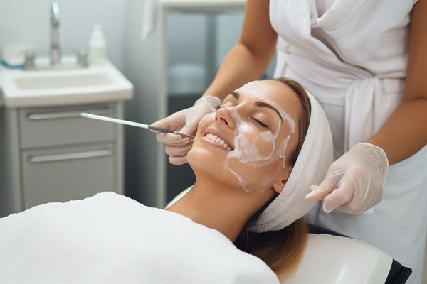 ?？跈?quán)威眼科醫(yī)院推薦：幫你改善眼底紋，青春永駐