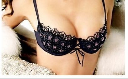 醫(yī)生量曹，誰(shuí)更擅長(zhǎng)雙眼皮手術(shù)？重慶整形巨匠較技細(xì)。