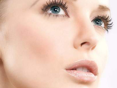 國外女子為了變身畫中人，竟花百萬整容，網友感慨萬千，她值得嗎？