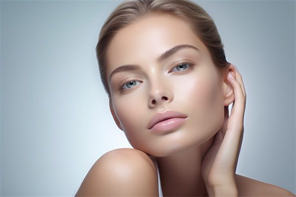 倫敦時裝周：別樣下眼線妝容引領(lǐng)風(fēng)潮