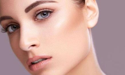 為愛(ài)蛻變：女孩三次手術(shù)改變男友容貌引熱議