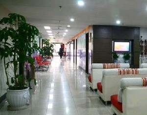 北京星美醫(yī)療美容門診部做假體豐胸使用的什么材料？假體豐胸的優(yōu)點是什么？