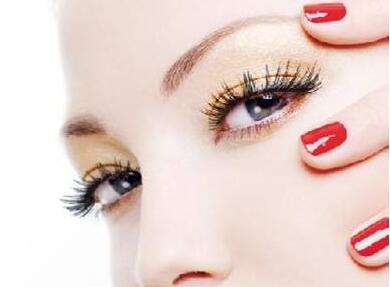 大連艾加艾醫(yī)療美容門(mén)診部做埋線雙眼皮術(shù)后效果