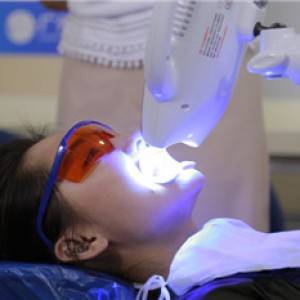 保定東陽口腔醫(yī)院醫(yī)生白小青做牙齒冷光美白怎么樣？附案例效果對比圖