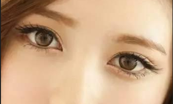 開眼角疼不疼？