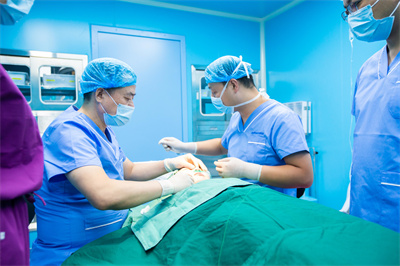 鄭州凰袈美相整形醫(yī)院_手術(shù)中