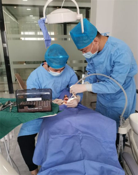 鎮(zhèn)江拜博口腔門診部_種植牙進(jìn)行中