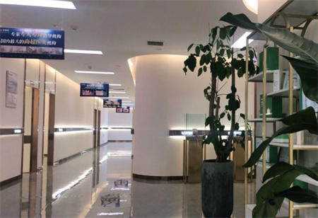 長(zhǎng)沙藝謀醫(yī)療美容門診部_走廊