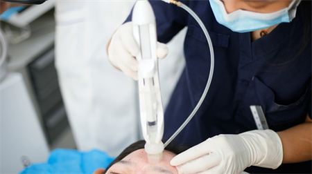 長(zhǎng)沙雍禾美度醫(yī)療美容門(mén)診部_儀器操作中