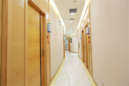 深圳富華醫(yī)療美容醫(yī)院_醫(yī)院走廊