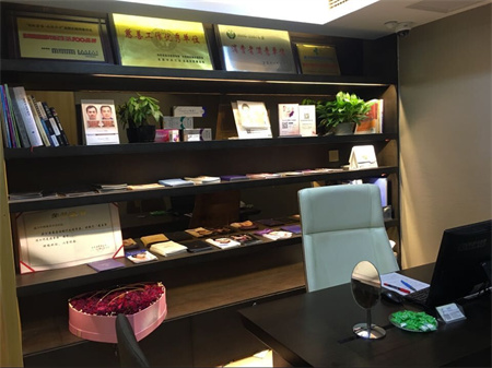 宜昌前衛(wèi)整形美容醫(yī)院_院長(zhǎng)辦公室