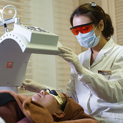 珠海新顏醫(yī)療美容門診部_治療中