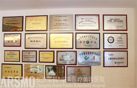 長(zhǎng)沙華韓華美醫(yī)學(xué)美容醫(yī)院_榮譽(yù)墻