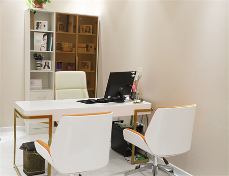 營(yíng)口朗悅醫(yī)療美容門診部_咨詢室