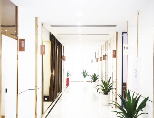 揚州施博士醫(yī)療美容門診部_走廊
