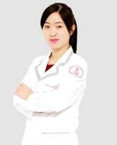 　　林金英，遼寧曙光整形外科醫(yī)院(原協(xié)和)主治醫(yī)師  　　林金英醫(yī)生簡(jiǎn)介：  　　畢業(yè)于福建中醫(yī)藥大學(xué)，先后于天津464醫(yī)院及、鄭州集美整形醫(yī)院及上海九院學(xué)習(xí)工作，積累了大量臨床經(jīng)驗(yàn)。  　　擅長綜合性解決皮膚問題，痤瘡痘痕、太田痣、黃褐痣、雀斑、咖啡斑、色素斑、脫毛登皮膚問題的激光治療及綜合治療。  　　林金英擅長項(xiàng)目：  　　精通于各類色素性皮膚疾病，運(yùn)用激光等技術(shù)綜合性解決皮膚問題，如太田痣、黃褐斑、雀斑、咖啡斑、痤瘡、痘坑痘印、脫毛等。