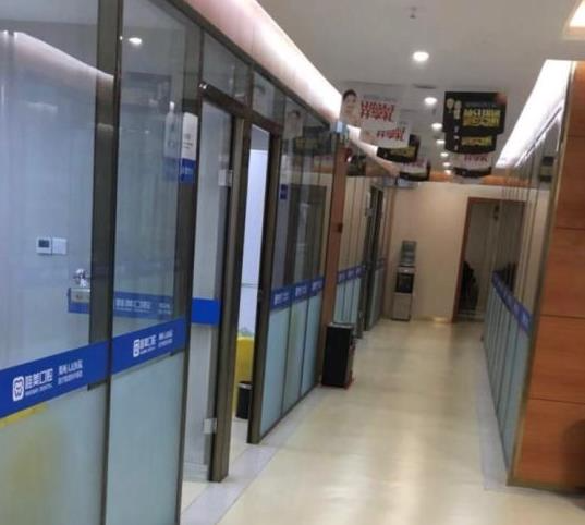 信陽唯美口腔門診部_醫(yī)院走廊