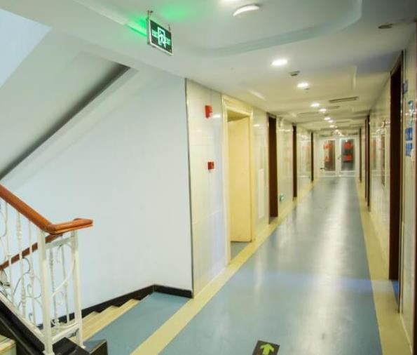 信陽合眾京州口腔醫(yī)院_二樓走廊