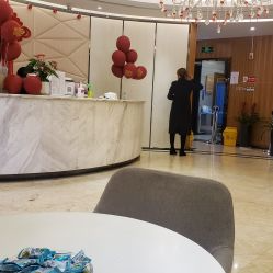 成都華人醫(yī)聯(lián)麗元醫(yī)療美容門診部_前臺(tái)