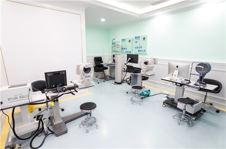 仙桃愛爾眼科醫(yī)院_儀器檢查室