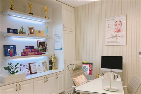 天津德?tīng)柮揽托鋸┨冕t(yī)療門(mén)診部_咨詢室