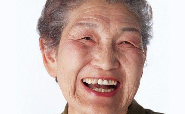 假體隆下巴表情自然嗎？