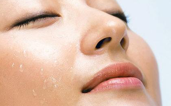 隆鼻不想留下痕跡應(yīng)該選擇哪一種切口?